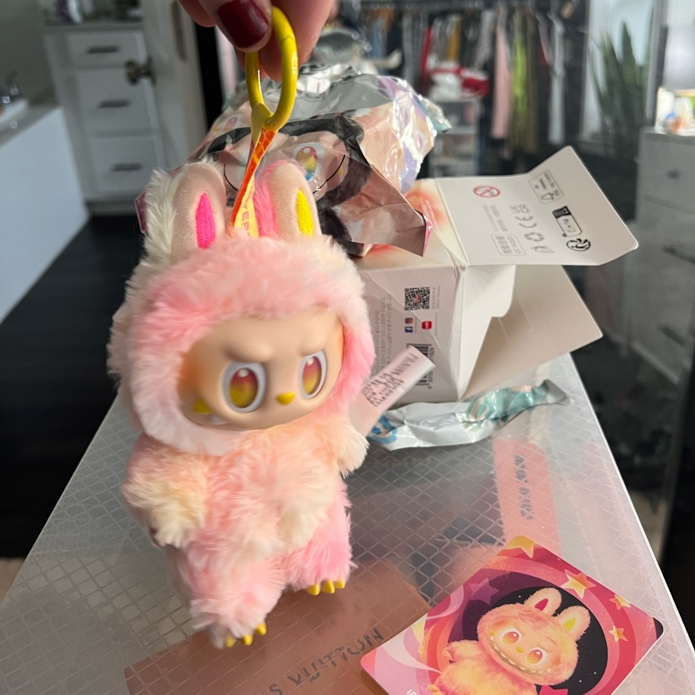 POP MART Loyalty- Labubu The Monsters Big Into Energy Vinyl Plush - Picture 3 of 5